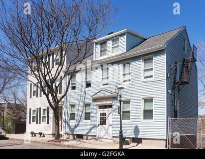 Due dipinto luminosamente il legname di era di Victorian townhouses in Tremont Street, Charleston, Boston, Massachusetts, STATI UNITI D'AMERICA Foto Stock