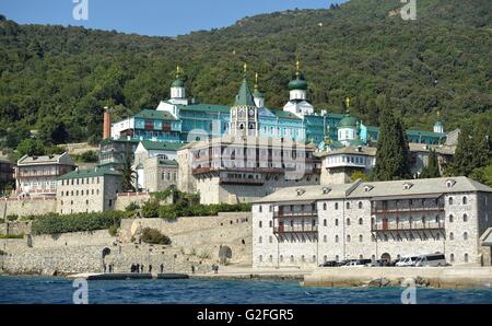 Vista esterna del monastero russo San Panteleimona nel autonomo cristiano ortodosso di comunità monastica di Monte Athos Maggio 28, 2016 in Karyes, Monte Athos in Grecia. Foto Stock