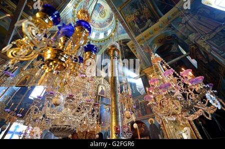 Luci di ornati presso il monastero russo San Panteleimona nel autonomo cristiano ortodosso di comunità monastica di Monte Athos Maggio 28, 2016 in Karyes, Monte Athos in Grecia. Foto Stock