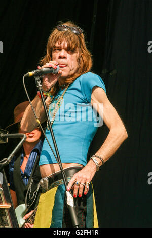 David Johansen dei New York Dolls esibirsi sul palco principale un la al Festival della lettura 2004. Inghilterra, Regno Unito. Foto Stock