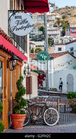 Fascino europeo in California - Biciclette parcheggiate nella parte anteriore del Ristorante Villa Portofino, Avalon isola Catalina; la donna a distanza Foto Stock