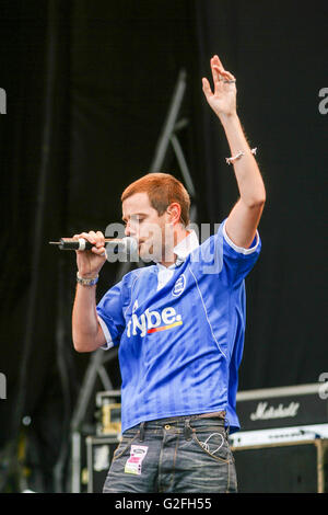 Mike Skinner delle strade di eseguire presso il Festival della lettura 2004. Foto Stock