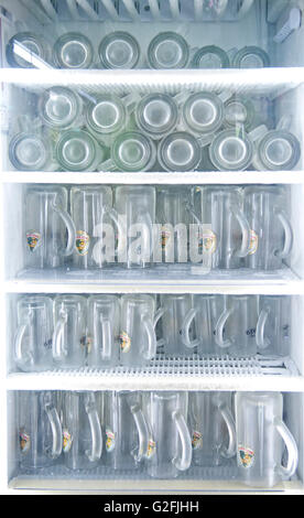 Boccali da birra in congelatore Foto Stock