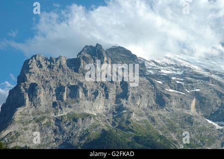 Ridge e picco di Eiger coperto di nuvole vicino a Grindelwald nelle Alpi in Svizzera Foto Stock