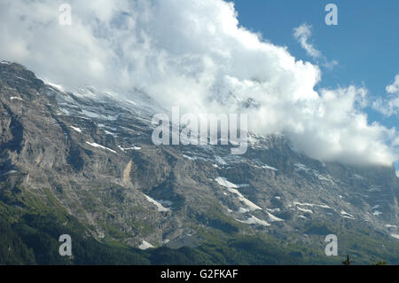 Ridge e picco di Eiger coperto di nuvole vicino a Grindelwald nelle Alpi in Svizzera Foto Stock