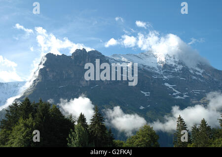 Ridge e picco di Eiger coperto di nuvole vicino a Grindelwald nelle Alpi in Svizzera Foto Stock