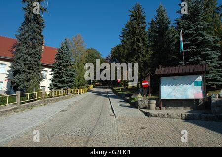 Szklarska Poreba, Polonia - 4 Ottobre 2014: strada di ciottoli e la mappa turistica in Szklarska Poreba resort di montagna di Karkonosze Foto Stock