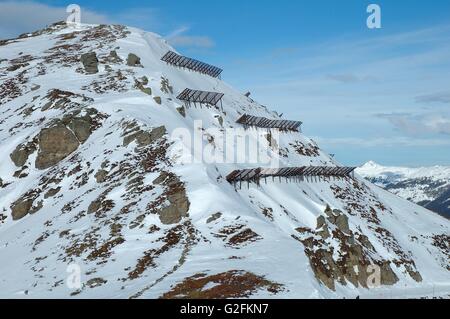 Anti strutture a valanga sul lato di una montagna in Austria vicino a Kaltenbach nella Valle Zillertal Foto Stock
