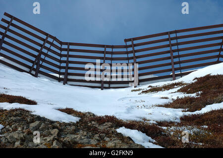 Anti valanga struttura sul lato di una montagna in Austria vicino a Kaltenbach nella Valle Zillertal Foto Stock