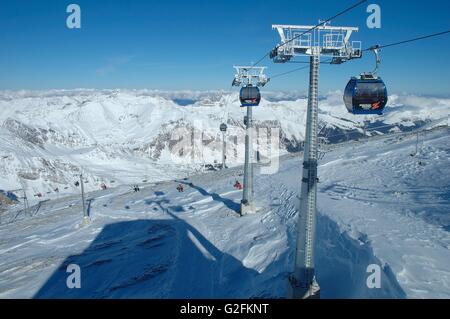 HINTERTUX, Austria - febbraio 06: picchi e impianti di risalita nei dintorni di Hintertux nella valle Zillertal in Austria 06.02.2014 Foto Stock