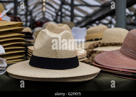 Pile di cappelli su un mercato in stallo Foto Stock