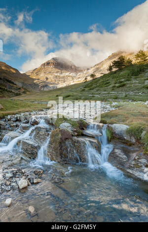 Aisa valle tra le montagne dei Pirenei, Huesca, Aragona, Spagna. Foto Stock