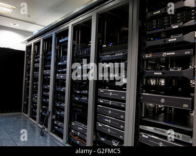 Un cablaggio complesso nel computer server aria condizionata sala macchina Foto Stock