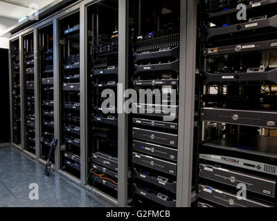 Un cablaggio complesso nel computer server aria condizionata sala macchina Foto Stock