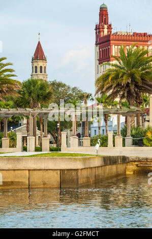 Sant'Agostino, Florida waterfront view all'alba da Matanzas Baia con elegante grande airone bianco sul Seawall. Foto Stock