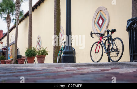 Le biciclette parcheggiate lungo Aviles Street nella città vecchia di sant Agostino, Florida, Stati Uniti d'America. Foto Stock