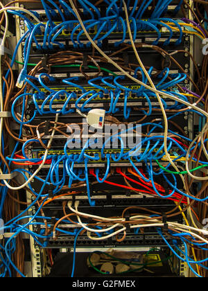 Un cablaggio complesso nel computer server aria condizionata sala macchina Foto Stock