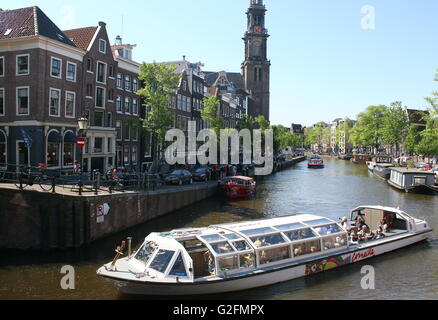 Canal Boat sul canale Prinsengracht. Sullo sfondo la casa di Anne Frank & edificio storico del XVII secolo Westerkerk, Amsterdam, il quartiere Jordaan, Paesi Bassi Foto Stock