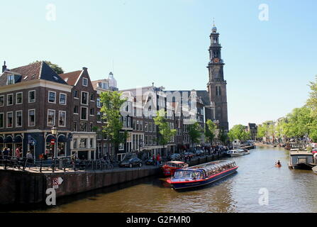 Canal Boat sul canale Prinsengracht. Sullo sfondo la casa di Anne Frank & edificio storico del XVII secolo Westerkerk, il quartiere Jordaan, Amsterdam, Paesi Bassi Foto Stock