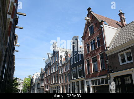 Diversi stili di vecchi del XVII e XVIII secolo gables lungo Kerkstraat, appena fuori da piazza Leidseplein, il centro di Amsterdam, Paesi Bassi Foto Stock