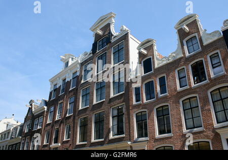 Diversi stili di vecchi del XVII e XVIII secolo gables lungo Kerkstraat, appena fuori da piazza Leidseplein, il centro di Amsterdam, Paesi Bassi Foto Stock