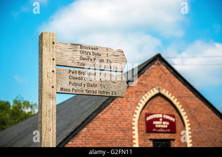 Sentiero Indicazioni in inglese e gallese a Tintern nella valle del Wye Monmouthshire Galles del Sud Foto Stock