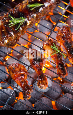 Cosce di pollo e costolette servita sul grill Foto Stock