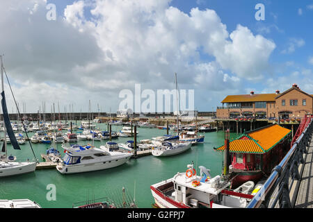 Yacht ormeggiati a Brighton Marina, Regno Unito Foto Stock