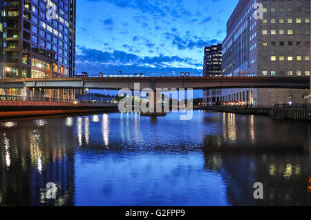 Vista del centro Dock a Canary Wharf a Londra al tramonto, Regno Unito Foto Stock