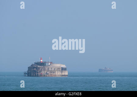 Solent Fortini, Spitbank Fort (sinistra) e Fort a ferro di cavallo (destro) su una calda e chiara e calma giorno nel Solent. Foto Stock