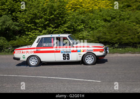 Tom Leeming e Clive Escreet 1972 arancione lombardo Wartburg 99 auto da rally a potenza Pendle Fest, un classico, veterano e heritage motor show tenutosi al Nelson & Colne College, Barrowford, Lancashire, Regno Unito Foto Stock