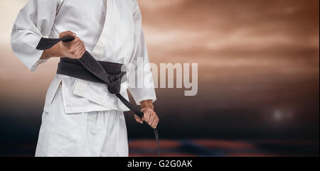 Immagine composita della sezione intermedia del fighter di serraggio della cinghia di karate Foto Stock