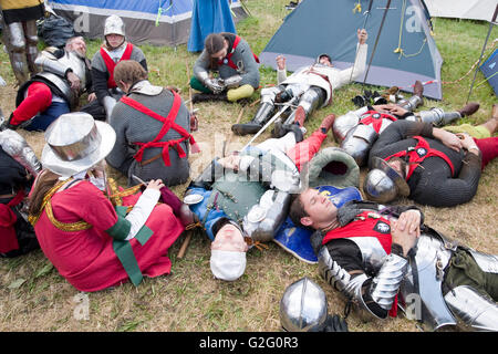 TEWKESBURY, GLOC. Regno Unito-12 LUGLIO: storico reenactors in armatura in attesa di battaglia il 12 luglio 2014 a Tewkesbury Festival medievale Foto Stock