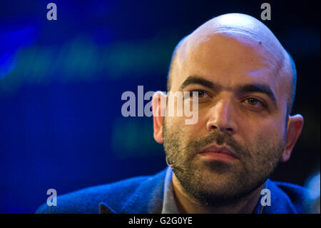 Roberto Saviano giornalista investigativo & autore che ha esposto la criminalità organizzata in Italia a parlare sul palco a Hay Festival 2016 Foto Stock