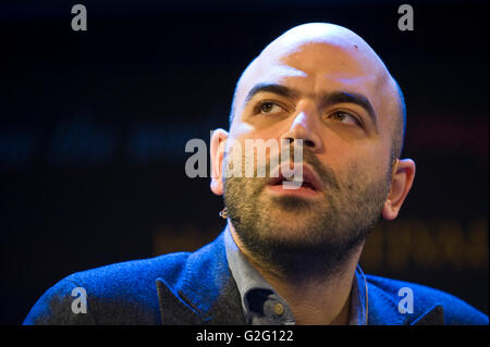 Roberto Saviano giornalista investigativo & autore che ha esposto la criminalità organizzata in Italia a parlare sul palco a Hay Festival 2016 Foto Stock