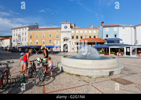 Turisti e biciclette nella città di Cres Foto Stock