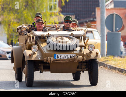 ALTENTREPTOW / Germania - 1 Maggio 2016: tedesco kubelwagen, vw typ 82 unità su un oldtimer mostrano in altentreptow, Germania al 1 maggio Foto Stock