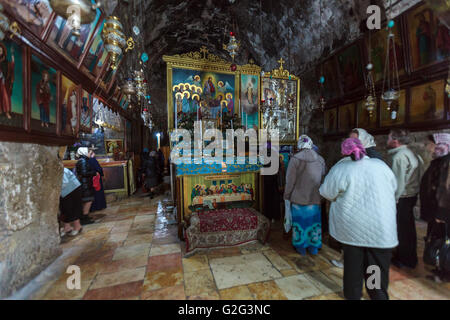 Gerusalemme, Israele - 16 febbraio 2013: turisti entrare sarcofago nella tomba della Vergine Maria al torrente Kidron Foto Stock