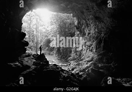 Uomo in piedi nel Rio Frio Grotta, Belize Foto Stock