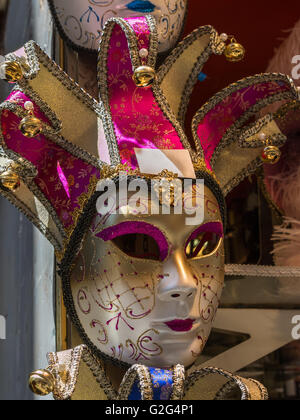 Festa di carnevale. Oro rosa maschera, stelle filanti e coriandoli su  sfondo viola, banner Foto stock - Alamy