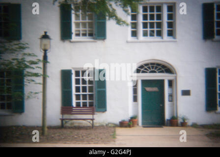 Edificio bianco con porta verde e tapparelle Potomac, Maryland, Stati Uniti d'America Foto Stock