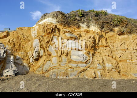 Colorate sul lato scogliera bluff On Moonstone spiaggia nella città di Cambria, California Foto Stock