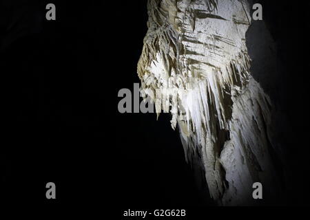 Una sezione di grotta con diversi tipi di stalattiti Foto Stock