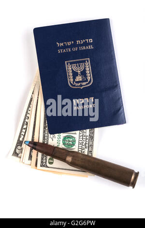 Passaporto israeliano con 100 banconote isolati su sfondo bianco Foto Stock