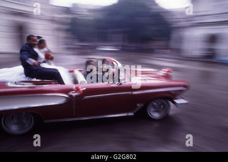 Giovane unità off in un 1958 Edsel dopo il loro matrimonio all'Avana, Cuba. Foto Stock