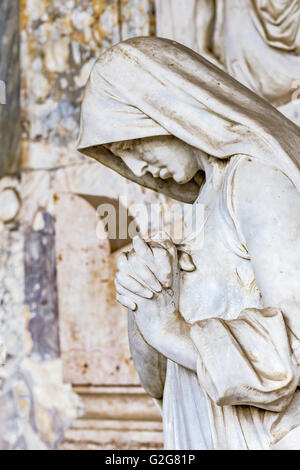 Dettagli della statua del dolore di donna con le mani giunte in preghiera Foto Stock