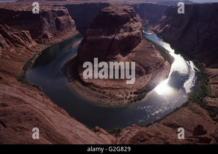 Un ferro di cavallo ansa del fiume Colorado al di sotto di Glen Canyon Dam, Arizona. Foto Stock