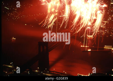 Fuochi d'artificio sopra il ponte di Brooklyn a New York City. Il Ponte di Brooklyn la celebrazione del centenario è vista dalla parte superiore del commercio mondiale C Foto Stock
