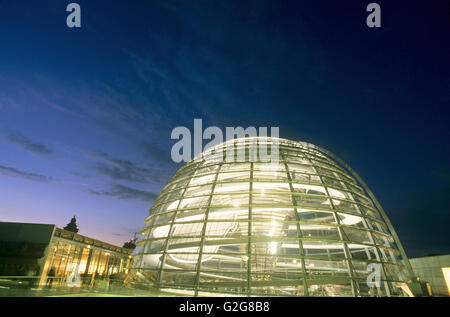 La nuova cupola del Reichstag, costruito negli anni novanta e disegnato da Sir Norman Foster è illuminato di notte. Berlino, Germania. Foto Stock