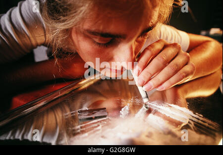 La donna lo sniffing cocaina (modello di rilascio), MR Foto Stock